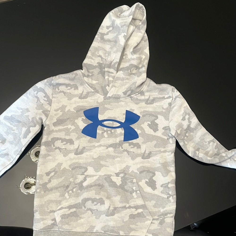 Boys Camo under armour hoodie size 7